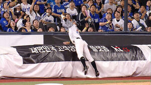 KT's Heo Kyoung-min Shows Off Stellar Defense... Returns 'Finger Heart' to Pitcher