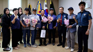 "안전한 경찰서 환경 조성"&hellip;어르신들 감사장 수여