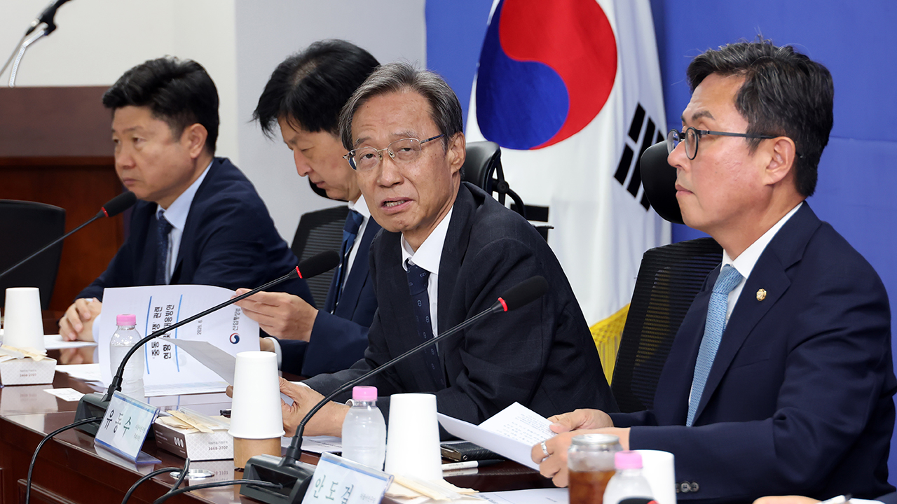 당정 "환율·물가 안정, 최우선 과제…가용 정책 수단 전방위 가동"