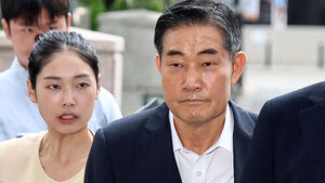 신원식 전 국가안보실장이 조사를 받기 위해 10일 경기도 과천 2차 종합특검에 출석하고 있다