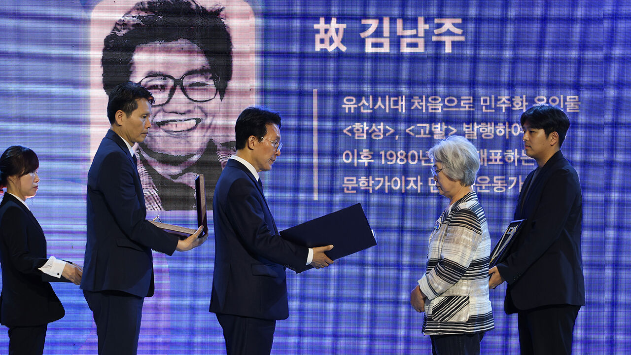김민석 국무총리가 10일 서울 용산구 민주화운동기념관에서 열린 제39주년 6ㆍ10민주항쟁 기념식에서 국민훈장 모란장을 고 김남주 시인 배우자 박광숙 씨에게 수여하고 있다. (사진=연합뉴스)