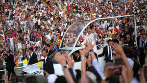 Spain Enthusiastic Over American Pope; 40,000 Youth Gather on Montjuïc Hill