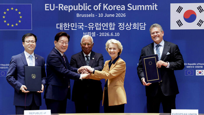 이재명 대통령과 안토니우 코스타 EU 정상회의 상임의장(가운데), 우르즐라 폰데어라이엔 EU 집행위원장이 10일(현지시간) 벨기에 브뤼셀 EU이사회 본부에서 디지털 통상 협정(DTA) 서명식을 마친 뒤 손을 잡고 기념 촬영을 하고 있다. 왼쪽부터 여한구 통상교섭본부장, 이재명 대통령, 안토니우 코스타 EU 정상회의 상임의장, 우르즐라 폰데어라이엔 EU 집행위원장, 마로스 셰프초비치 통상 경제 안보 집행위원.