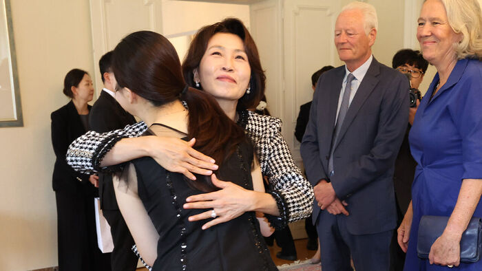 이재명 대통령과 벨기에를 방문 중인 김혜경 여사가 10일(현지시간) 브뤼셀 한국대사관에서 열린 'K-클래식 음악인과의 대화'에서 퀸엘리자베스 콩쿠르 준우승 김태연씨와 포옹하고 있다.