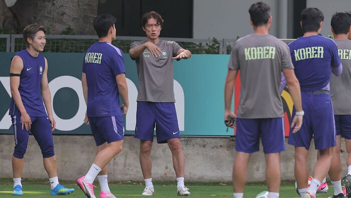 South Korean national football team head coach Hong Myung-bo directs a training session at Chivas Valle Verde in Zapopan, near Guadalajara, Mexico, on the 10th (local time) (Photo: Yonhap News)