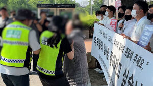 기자회견 5분 만에 난입&hellip;"대회 참가비도 못 냈다" 울분
