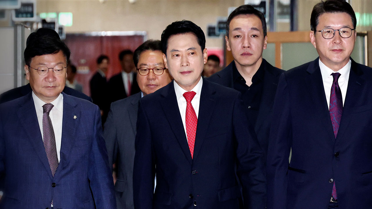"총사퇴해야" "철없는 소리"…장동혁 면전서 '공개 충돌'