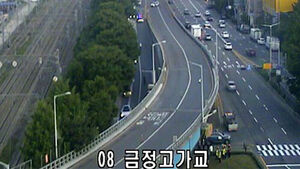 경기 군포 금정고가서 시멘트 파편 떨어져&hellip;도로 일부 통제