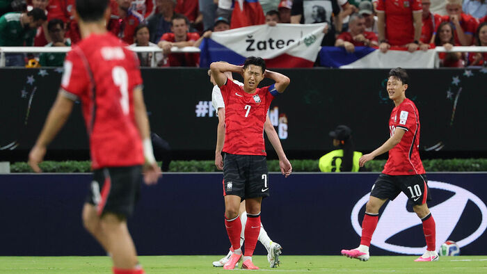 Team Hong Myung-bo Tied 0-0 With Czech Republic at Halftime... Son Heung-min's Close-Range Shot Misses