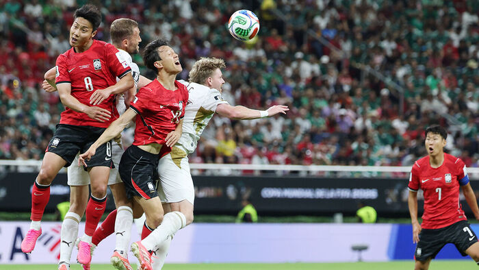 Players from both teams compete for an aerial ball during the 2026 FIFA World Cup Group A match between South Korea and the Czech Republic at the Guadalajara Stadium in Zapopan, Mexico, on June 11 (local time) (Photo: Yonhap News)