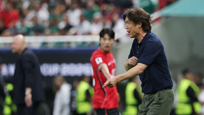 South Korea head coach Hong Myung-bo gives instructions during the 2026 FIFA World Cup Group A match against the Czech Republic at the Guadalajara Stadium in Zapopan, Mexico, on June 11 (local time). (Photo: Yonhap News)