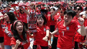 Up to 18,000 Gather at Gwanghwamun Square... 'Joy' Over Thrilling Comeback Victory