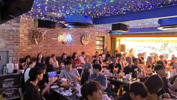 Visitors at the BBQ Hongdae branch in Seoul eat chicken and watch the South Korean national football team's match on June 12. (Photo courtesy of Genesis BBQ Group, Yonhap News)