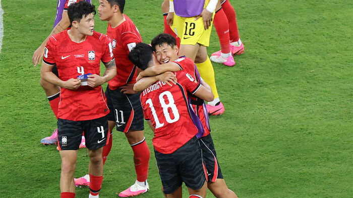 Oh Hyeon-gyu celebrates with Son Heung-min after the 2026 World Cup Group A opening match between South Korea and the Czech Republic at Guadalajara Stadium in Zapopan, Mexico, on June 11 (local time).