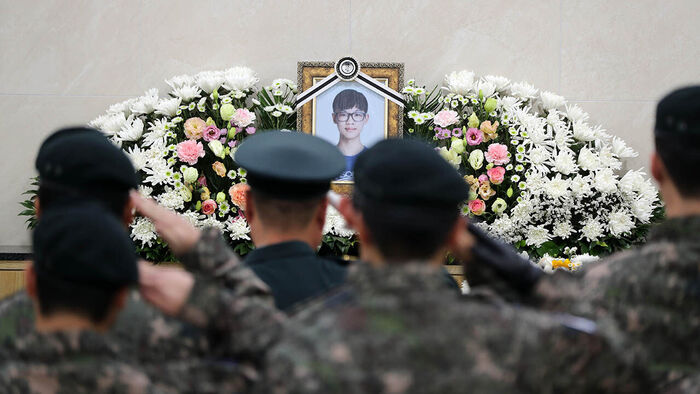 Soldiers paying tribute to the late Private Kim Sang-hyeon (Photo: Yonhap News)