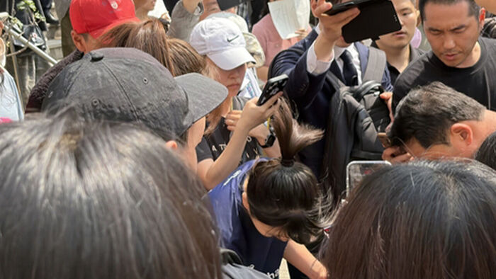 Protesters at Jamsil searching the belongings of the youth national handball team (Photo: Yonhap News)