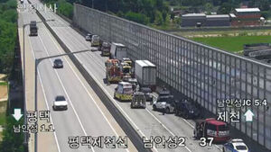 8-Vehicle Pileup on Pyeongtaek-Jecheon Expressway Leaves 3 Injured