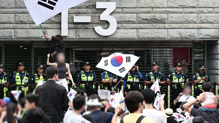 20s and 30s Return to Protest: Second Weekend of 'Vote Counting Center Blockade'