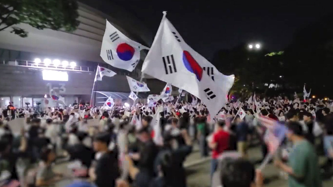 Protest against election fraud in front of vote-counting station