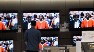 "한국 OLED, 중국과 격차 축소&hellip;R&D 늦추면 중국에 따라잡힐 수도"