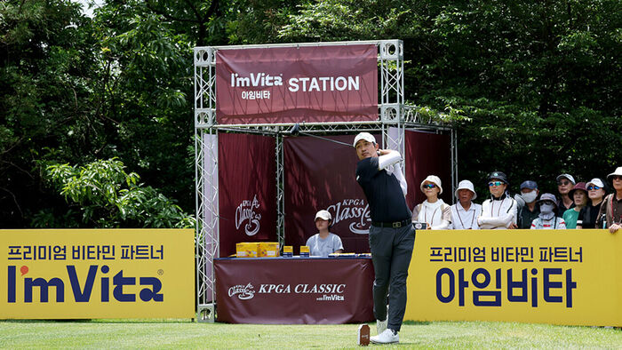 Park Eun-shin taking a tee shot