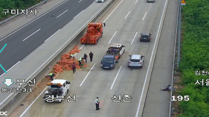 Truck Overturns on Gyeongbu Expressway, Spilling Onions; Two Lanes Closed