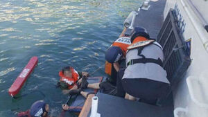 Man Rescued After Falling Into Sea While Sleeping on Pier; Jagalchi Market Employee Dives In to Save Him