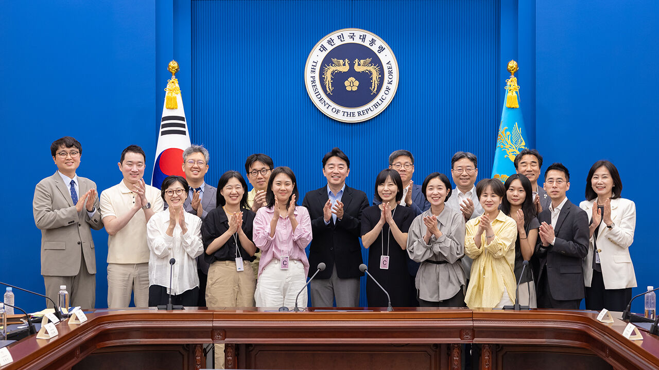 Chief of Staff Kang Hoon-sik takes a commemorative photo with participants after the final meeting of the Presidential Youth Future Advisory Group at the Blue House on the 14th. (Photo: Provided by the Blue House, Yonhap News)