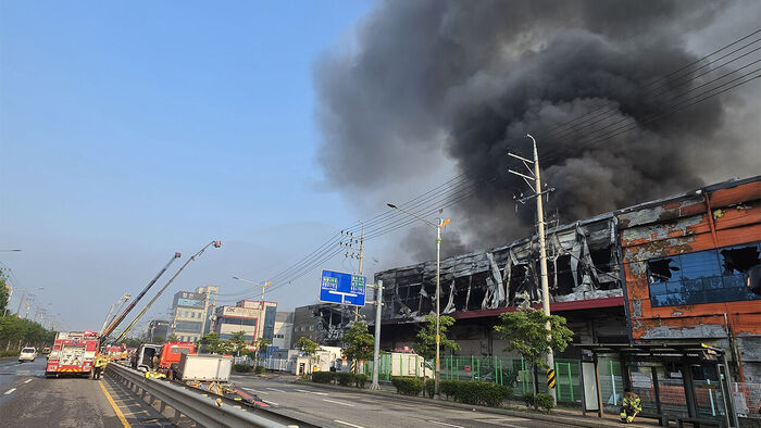 Firefighters work to extinguish a fire that broke out in a factory-concentrated area in Wonchang-dong, Seo-gu, Incheon, on the morning of June 16. (Photo: Yonhap News)