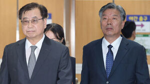 서훈 전 청와대 국가안보실장(왼쪽)과 김홍희 전 해양경찰청장이 16일 서울 서초구 서울고법에서 열린 서해 공무원 피격 사건 관련 2심 선고 공판에 출석하고 있다.