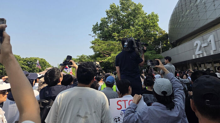 Sports Organizations Attempt to Enter Blockaded Stadium Again, Remain in Standoff with Protesters
