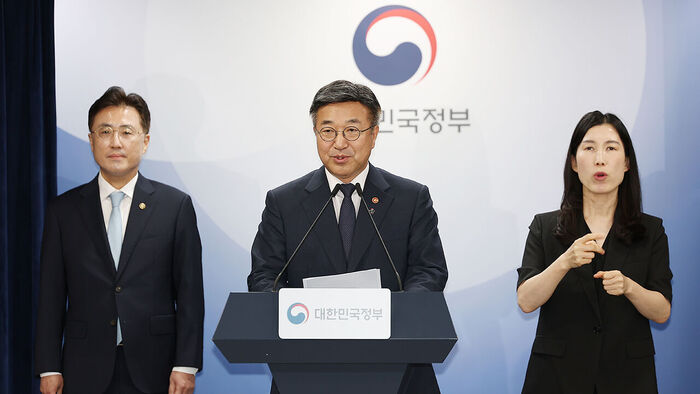 Minister Yoon Ho-jung: "Private Inspections and Facility Occupations at Jamsil Protest Cannot Be Justified"