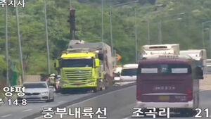 25-Ton Truck Overturns on Jungbu Naeryuk Expressway in Goesan, Spilling Rebar and Causing Traffic Delays