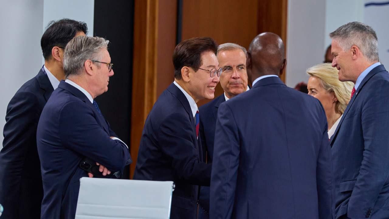 이 대통령, 트럼프와 함께 G7 회의 입장…정상들과 인사