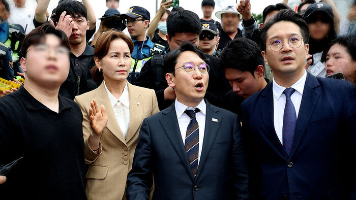 Lawmakers Forced to Retreat Amid Jeers; Police Investigate Woman Who Blocked Gym Access