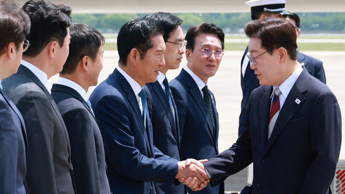 President Lee Jae-myung, who returned home after the G7 Summit and a tour of Europe, greets Democratic Party of Korea leader Jung Chung-rae at Seoul Air Base in Seongnam on the 18th. (Photo: Yonhap News)