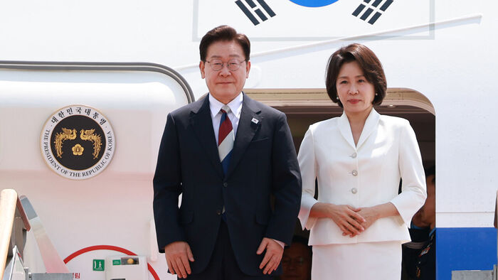 President Lee Jae-myung and First Lady Kim Hye-kyung disembark from Air Force One upon their arrival at Seoul Air Base in Seongnam on June 18, following the President's European tour and G7 Summit attendance. (Photo: Yonhap News)