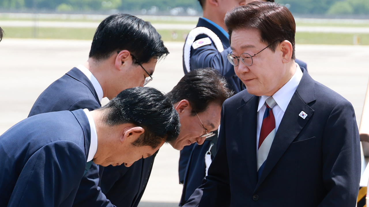 이 대통령 귀국…정청래에 '90도 인사' 받고 "수고했습니다"