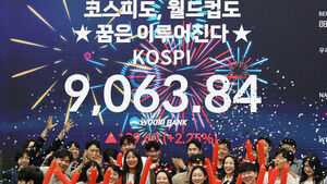 코스피, 사상 첫 9,000 돌파&hellip;'1만피' 전망 잇달아