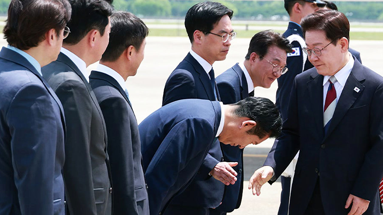이 대통령 귀국…마중 나온 정청래 '90도 인사'