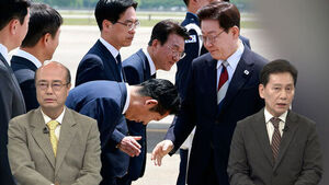 Jung Chung-rae Greets President Lee with a Deep Bow at Airport: "Life Is About Getting Shaken and Soaked"