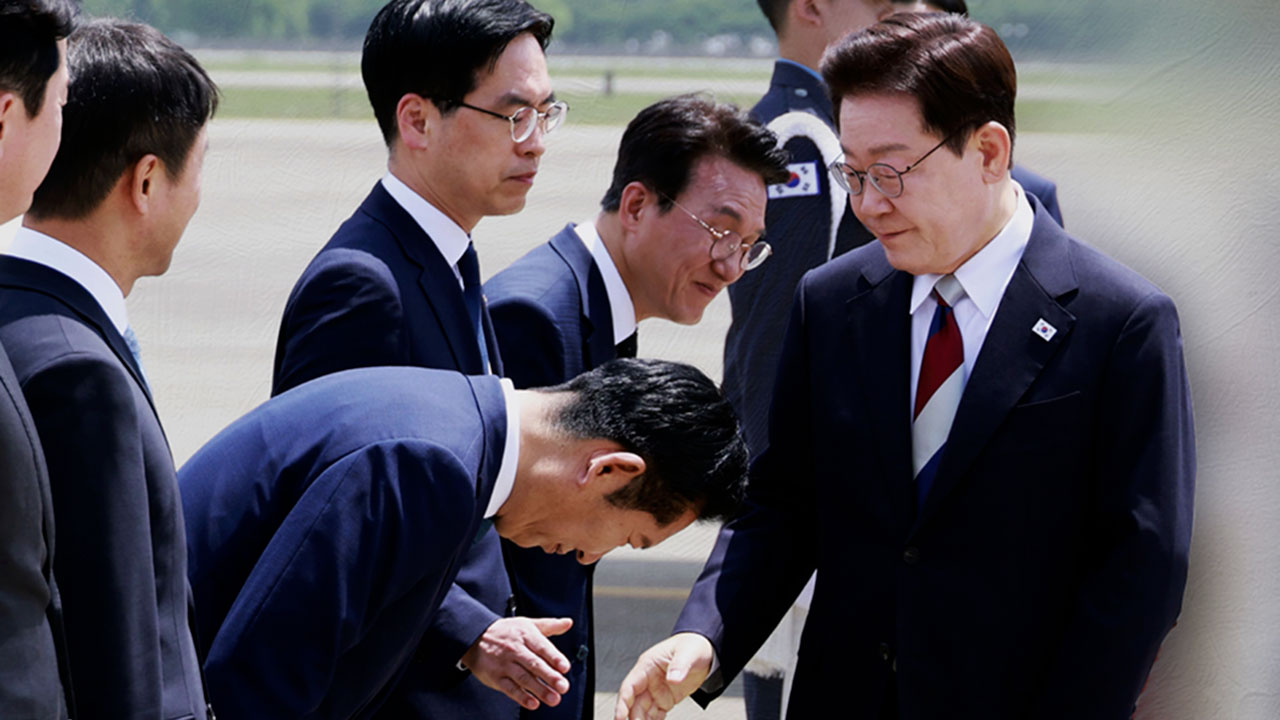 출국 땐 안 보였는데…이 대통령에 '90도 인사'