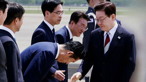 공항 마중 나온 정청래&hellip;이 대통령에 '90도 인사'