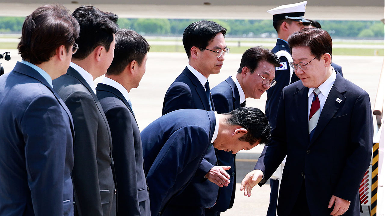 귀국 마중 나가 '90도 인사'…정청래 "젖으며 가는 게 인생"