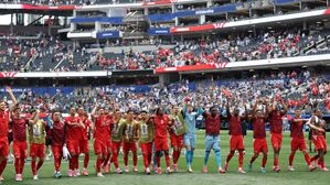 2026 FIFA 월드컵 B조 스위스와 보스니아 헤르체고비나의 경기에서 4-1 승리를 거둔 스위스 선수들이 팬들에게 박수를 보내고 있다.