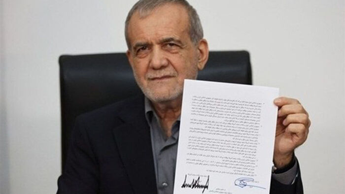 Iranian President Masoud Pezeshkian signs the memorandum of understanding to end the war (Photo: IRIB Telegram Channel Capture, Yonhap News)