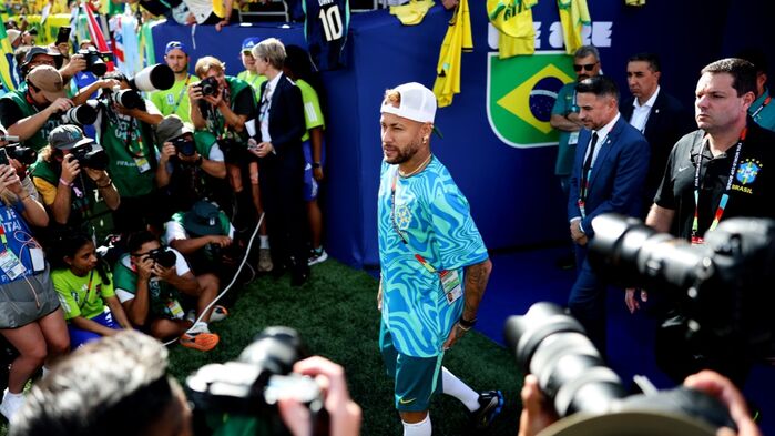 2026 FIFA 월드컵 C조 브라질과 모로코의 경기를 앞두고 브라질의 Neymar(10번)가 경기장 잔디 상태를 살펴보고 있다.