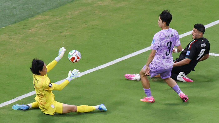 The 2026 FIFA World Cup Group A second match between South Korea and Mexico at Estadio Guadalajara in Zapopan, Mexico, on June 18 (local time). National team goalkeeper Kim Seung-gyu blocks a shot by Mexico's Raúl Jiménez. (Photo: Yonhap News)