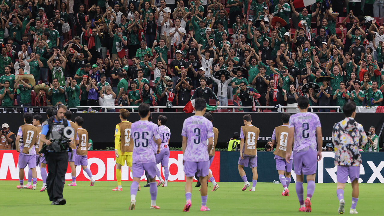 Mexican football fans applaud the South Korean national team after the 2026 World Cup Group A second match between South Korea and Mexico at Guadalajara Stadium in Zapopan, Mexico, on June 18 (local time).