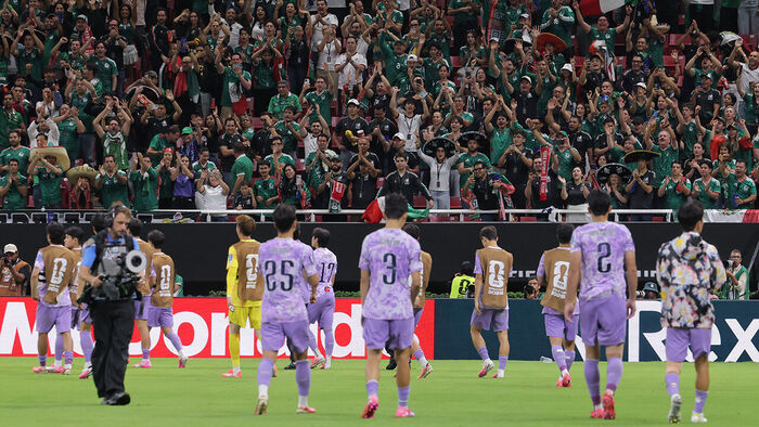 Mexican football fans applaud the South Korean national team after the 2026 World Cup Group A second match between South Korea and Mexico at Guadalajara Stadium in Zapopan, Mexico, on June 18 (local time).